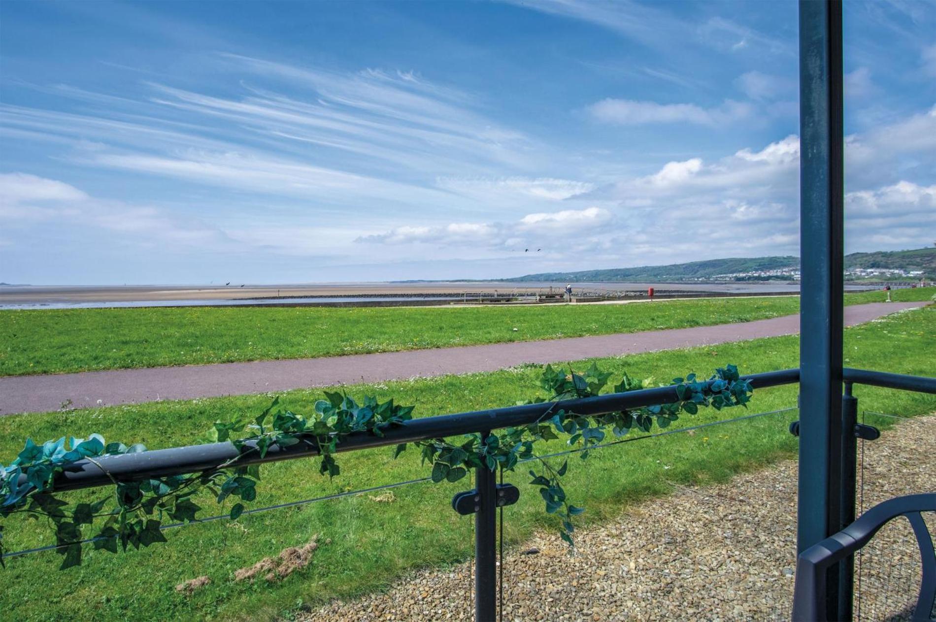 Beach View - 2 Bedroom Apartment - Llanelli Exterior foto